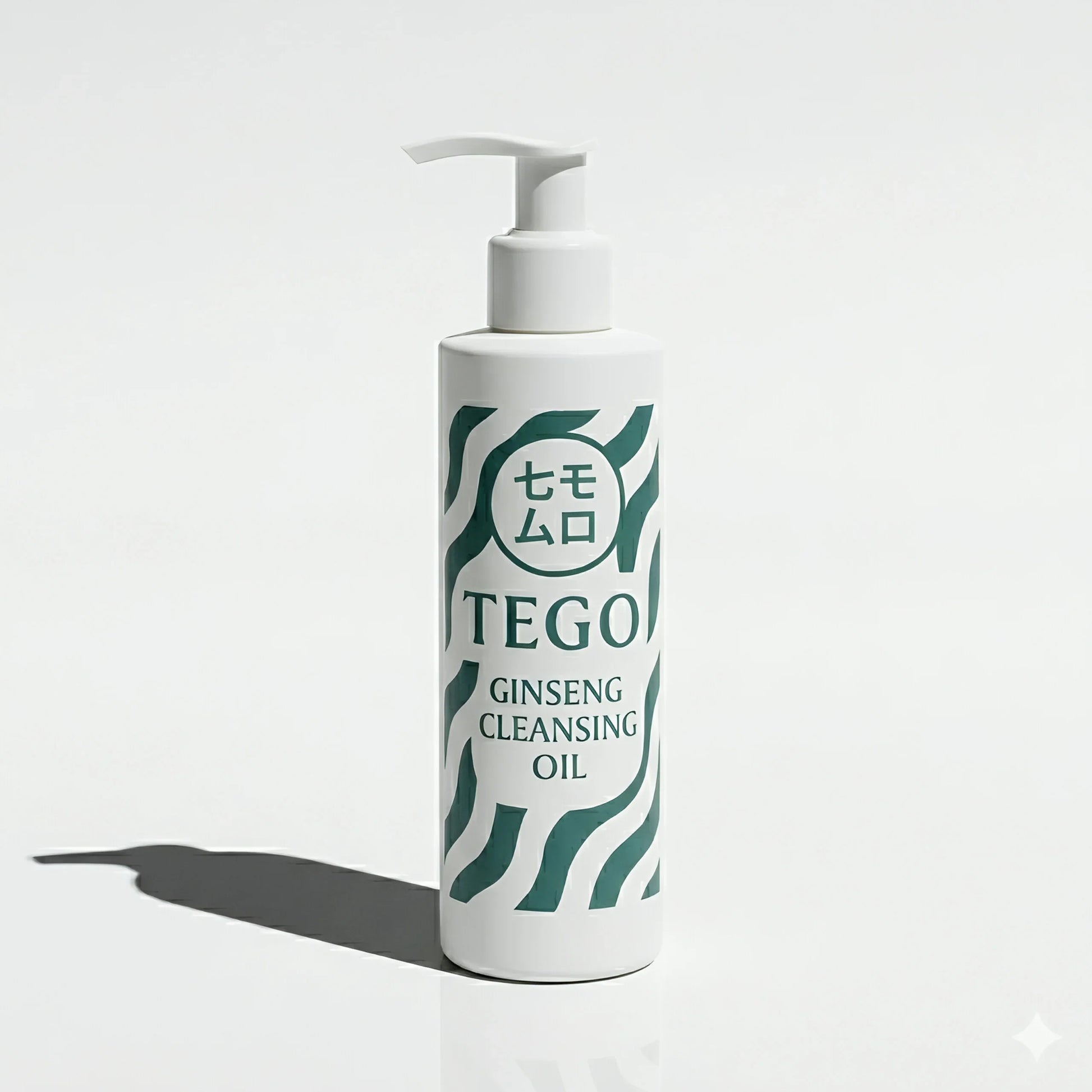 Flaska med pump av Tego Ginseng Cleansing Oil på vit bakgrund, koreansk hudvård.