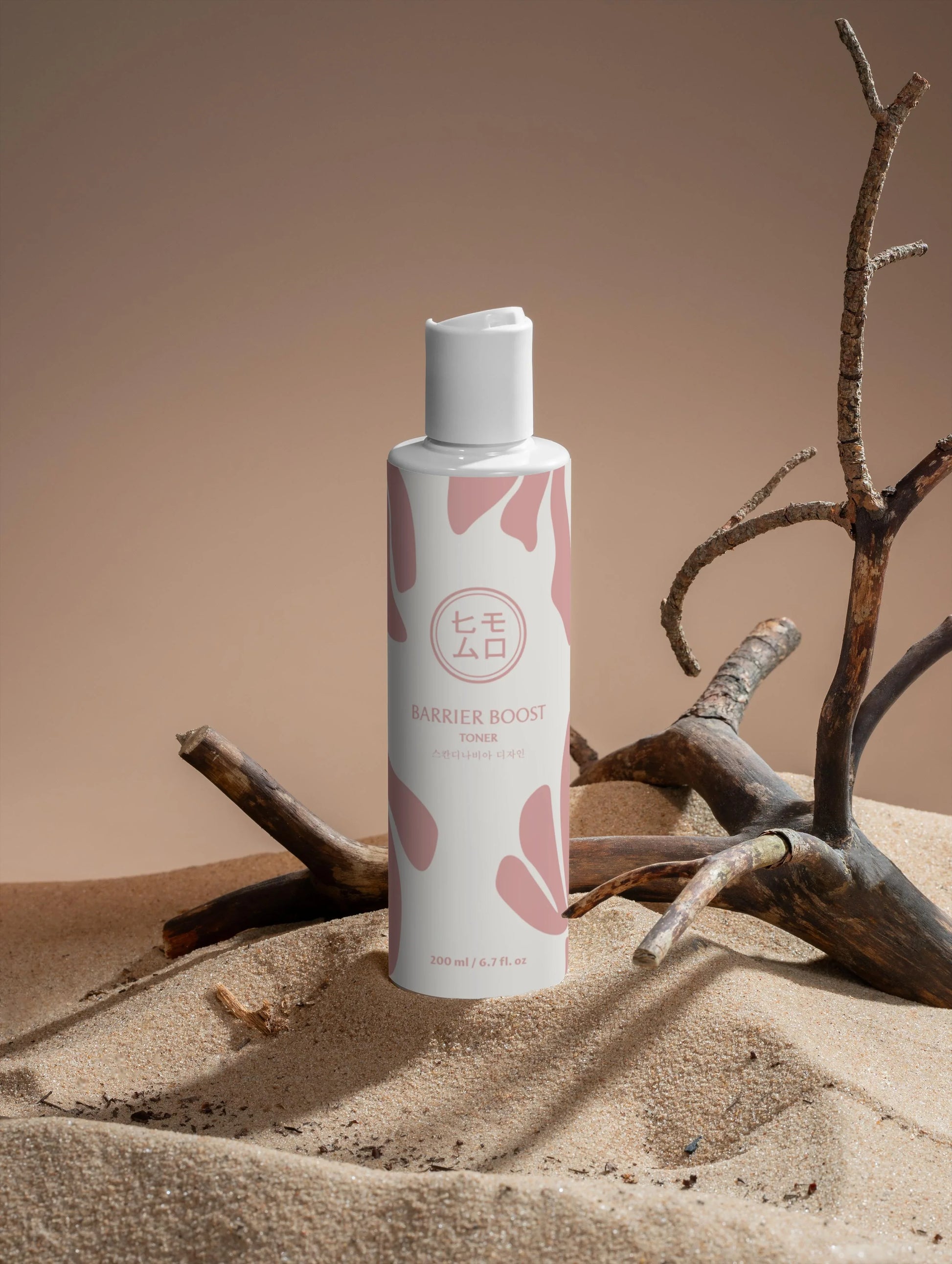 Barriärstärkande toner flaska på sand med kvistar, K-beauty hudvård