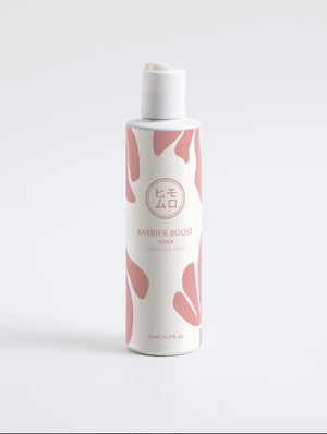 Barrier Boost tonerflaska med rosa och vit minimalistisk design på vit bakgrund, K-beauty hudvård.