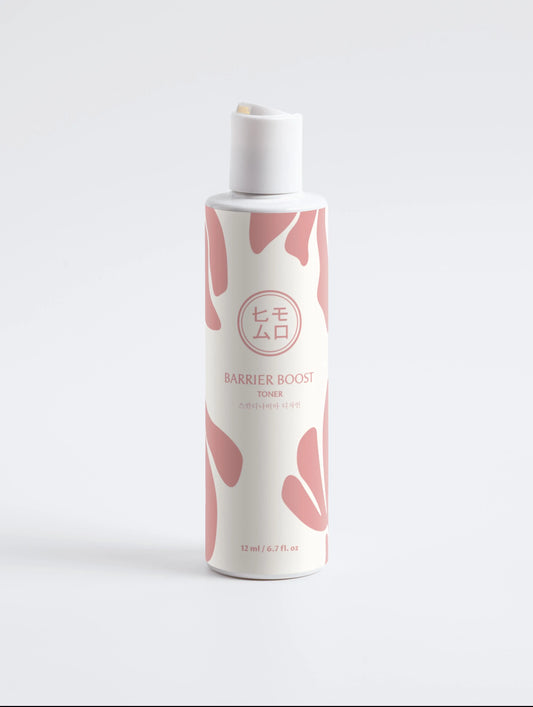 Barrier Boost tonerflaska med rosa och vit minimalistisk design på vit bakgrund, K-beauty hudvård.